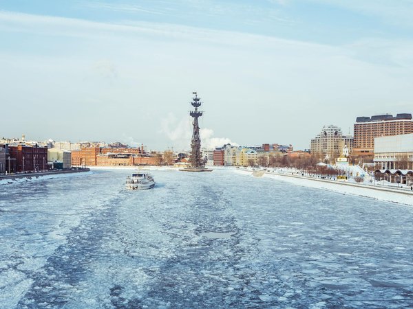 Quels sont les critères pour choisir une location de vacances en Haute-Savoie avec des randonnées en raquettes et des cours de cuisine savoyarde?
